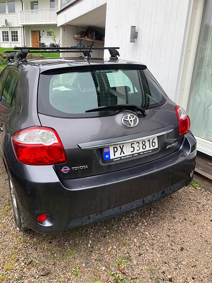 Toyota Auris 2 of 5