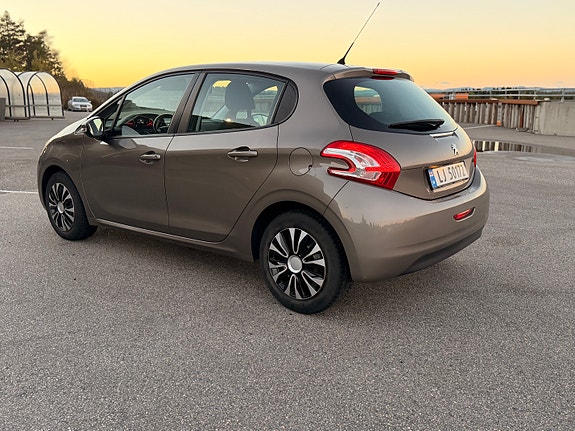 Peugeot 208 8 of 24