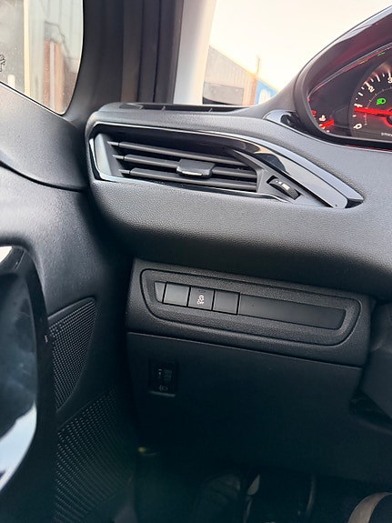 Peugeot 208 18 of 24