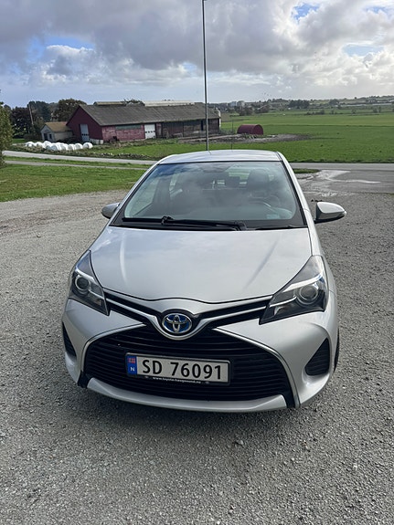 Toyota Yaris 2 of 15