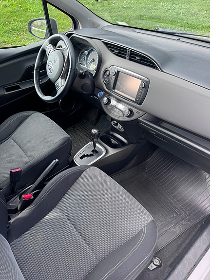 Toyota Yaris 10 of 15