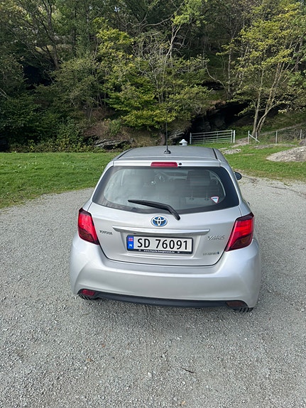 Toyota Yaris 5 of 15