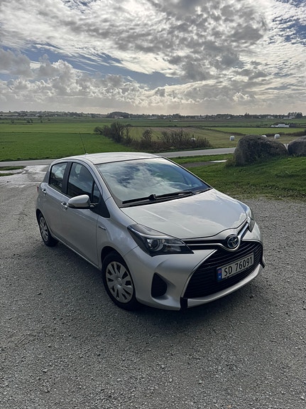 Toyota Yaris 3 of 15