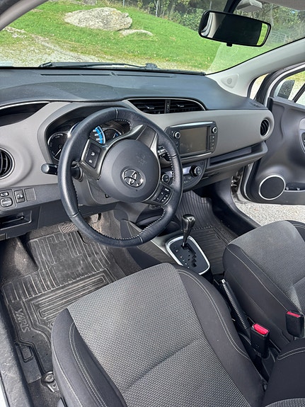 Toyota Yaris 12 of 15