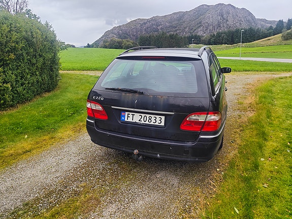 Mercedes-Benz E220 d 2 of 7