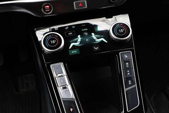 Jaguar I-PACE 17 of 23