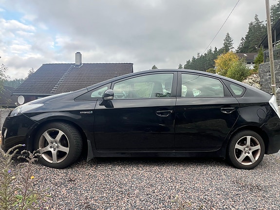 Toyota Prius 2 of 5