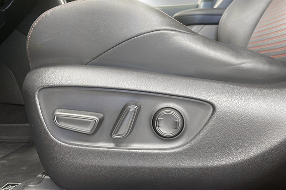 Toyota RAV4_HYBRID 10 of 27