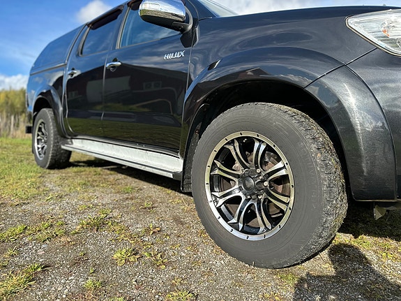 Toyota HiLux 2 of 20