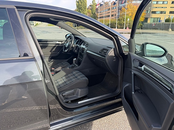 Volkswagen Golf VII 14 of 24