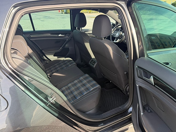 Volkswagen Golf VII 15 of 24