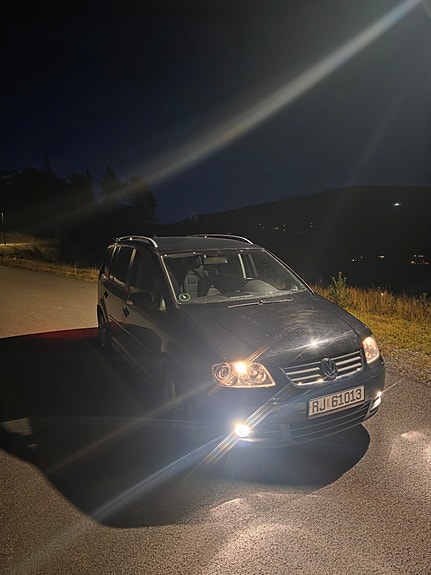 Volkswagen Touran 2 of 9