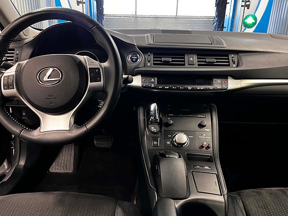 Lexus CT200h 4 of 9