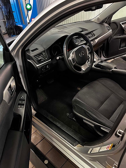 Lexus CT200h 2 of 9