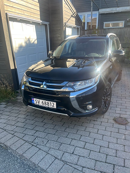 Mitsubishi Outlander 2 of 6