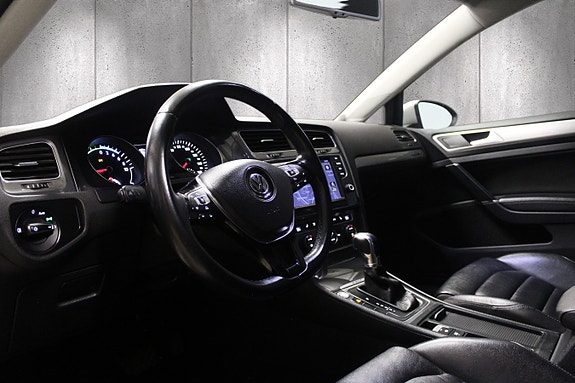 Volkswagen e-Golf VII 13 of 26