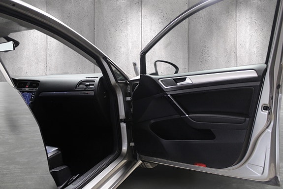 Volkswagen e-Golf VII 11 of 26
