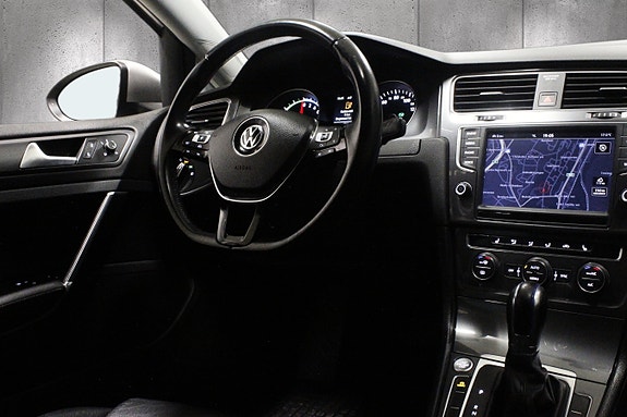 Volkswagen e-Golf VII 15 of 26