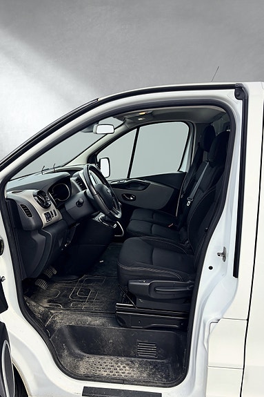 Nissan NV300 5 of 12
