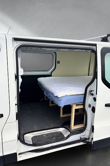 Nissan NV300 7 of 12