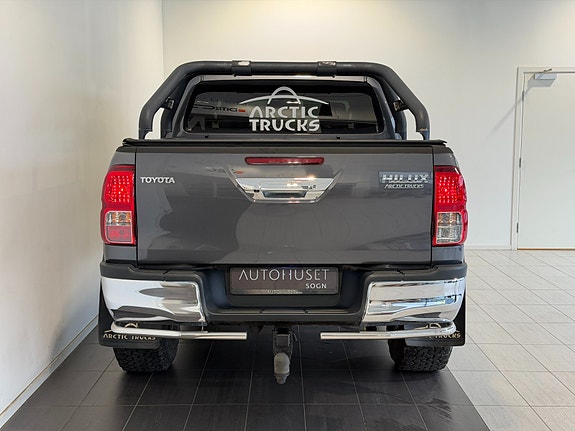 Toyota HiLux 9 of 28