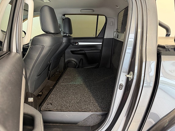 Toyota HiLux 20 of 28