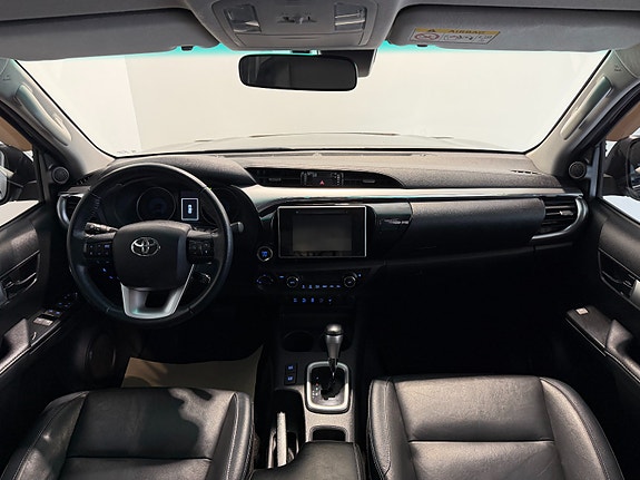 Toyota HiLux 14 of 28