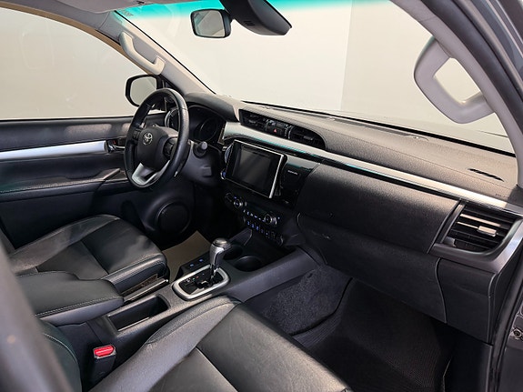Toyota HiLux 13 of 28