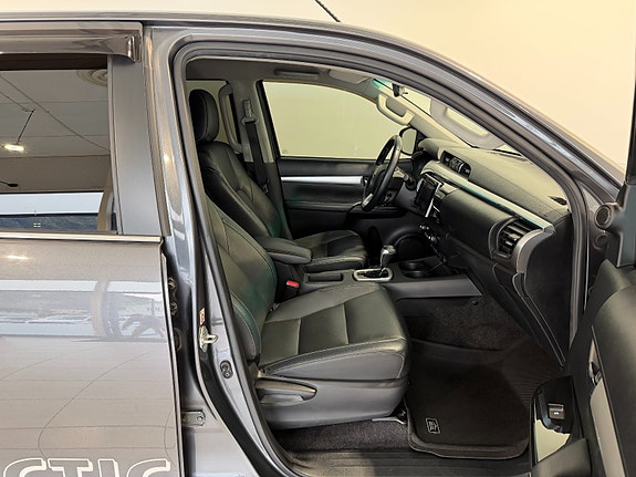 Toyota HiLux 17 of 28