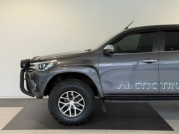 Toyota HiLux 3 of 28