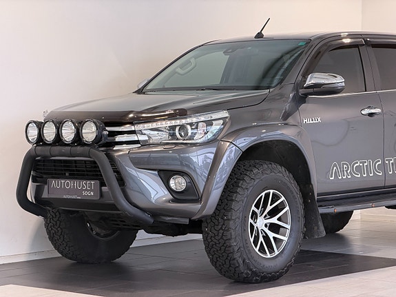 Toyota HiLux 2 of 28