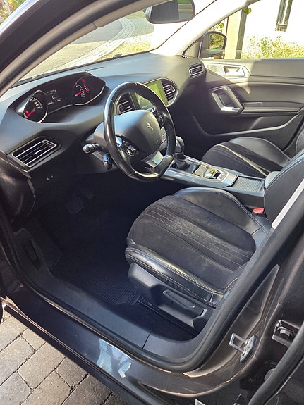 Peugeot 308 SW 19 of 30