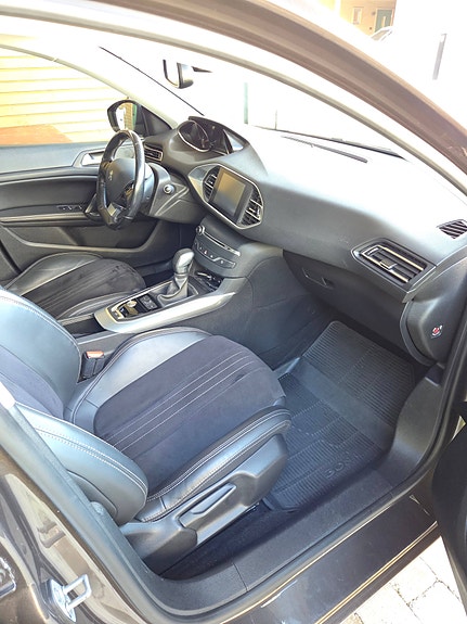 Peugeot 308 SW 17 of 30