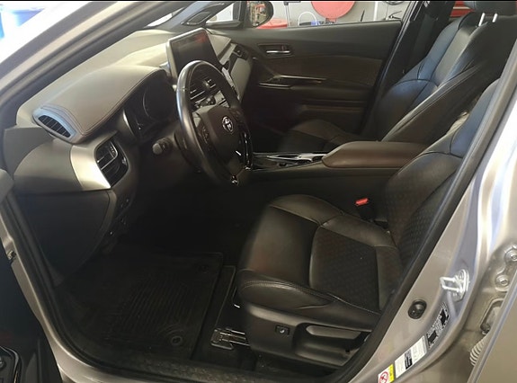 Toyota C-HR 3 of 8