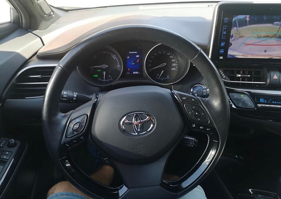 Toyota C-HR 4 of 8
