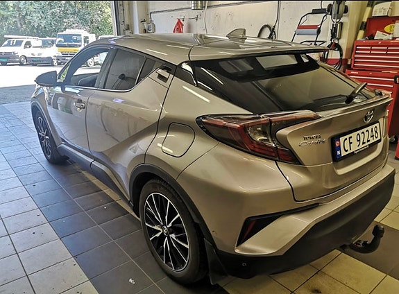 Toyota C-HR 2 of 8