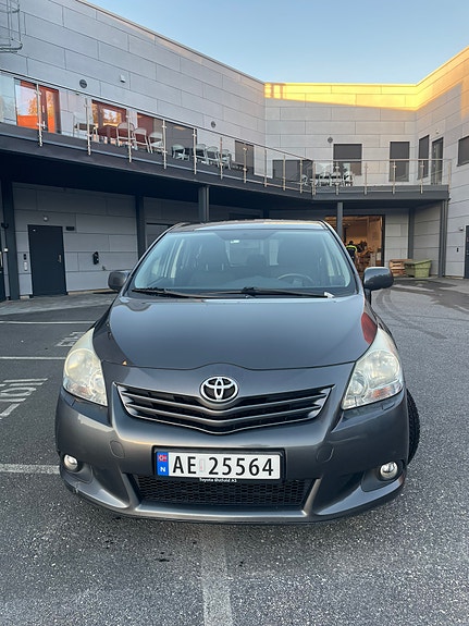 Toyota Verso 2 of 19
