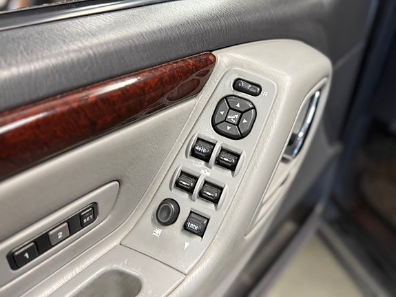 Jeep Grand Cherokee 10 of 17