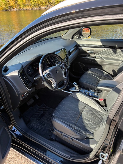 Mitsubishi Outlander 2 of 14
