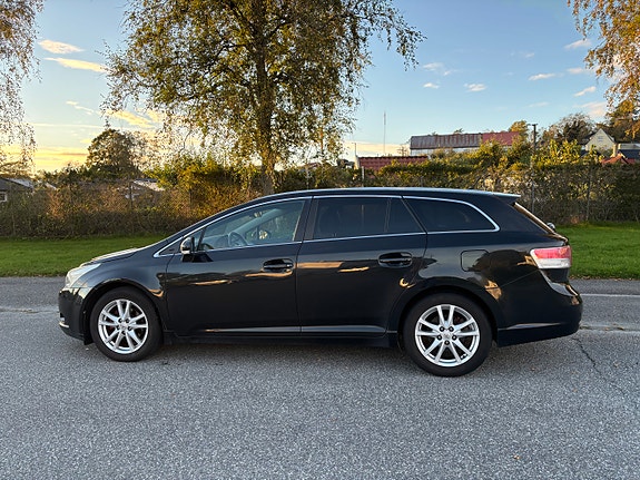 Toyota Avensis 2 of 13