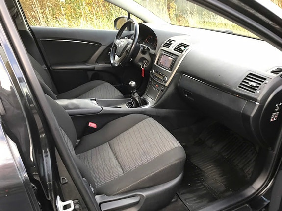 Toyota Avensis 5 of 13