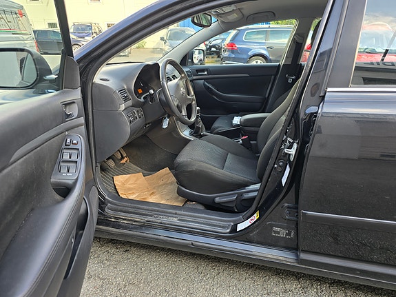 Toyota Avensis 12 of 30