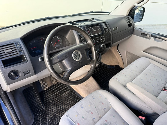 Volkswagen Caravelle 28 of 30