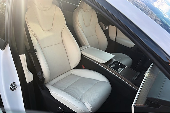Tesla Model X 15 of 25