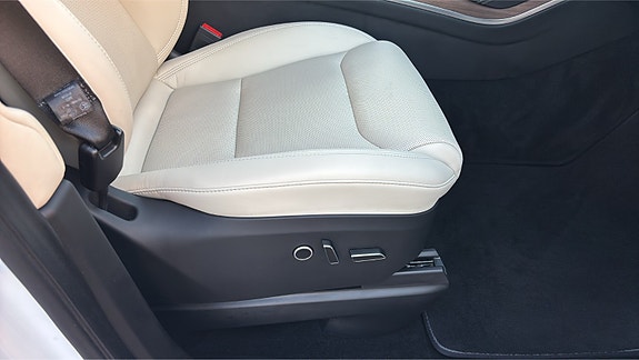 Tesla Model X 16 of 25