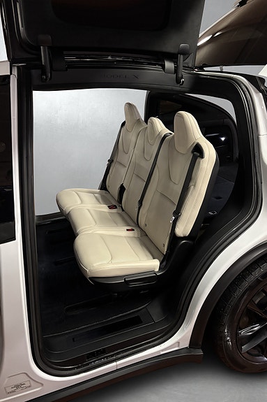 Tesla Model X 20 of 25