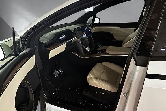 Tesla Model X 8 of 25