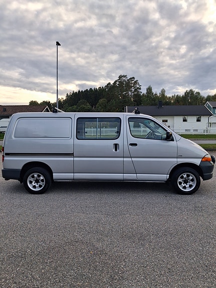 Toyota HiAce 7 of 30