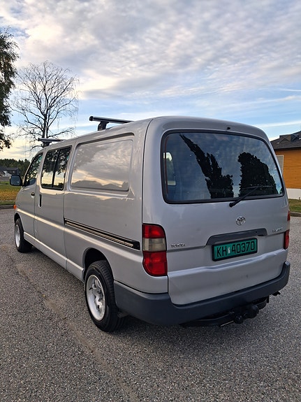 Toyota HiAce 4 of 30