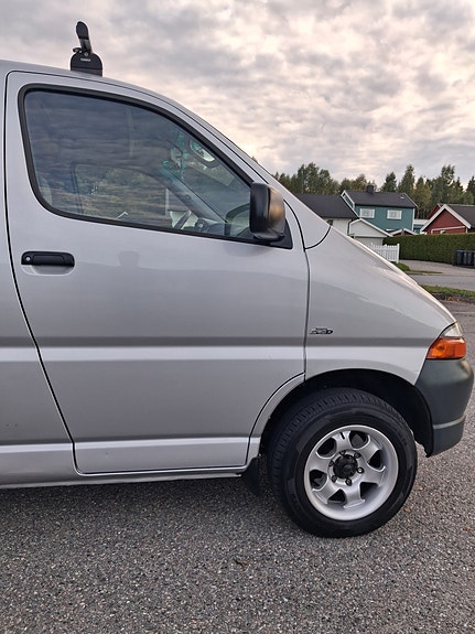 Toyota HiAce 10 of 30